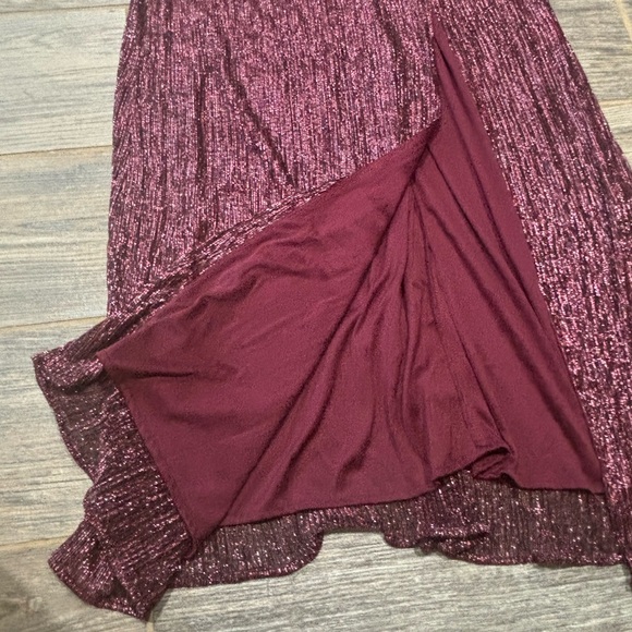 NWT- R&M Richards Maroon Full Length Evening Gown with Slit - Size 6 - Picture 10 of 16